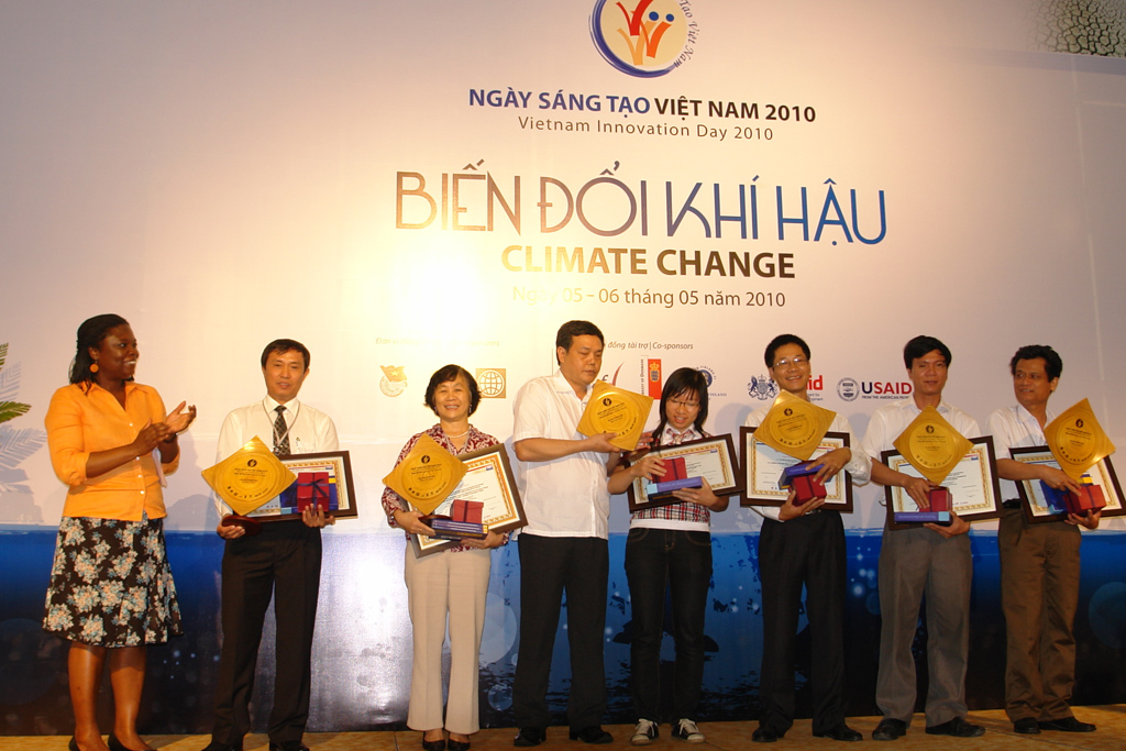 Ông Nguyễn Đức Tiến TGĐ Cty CP Quảng Cáo Nhất nhận giải thưởng với đề án "Thích ứng với biến đổi khí hậu", người thứ hai từ trái qua